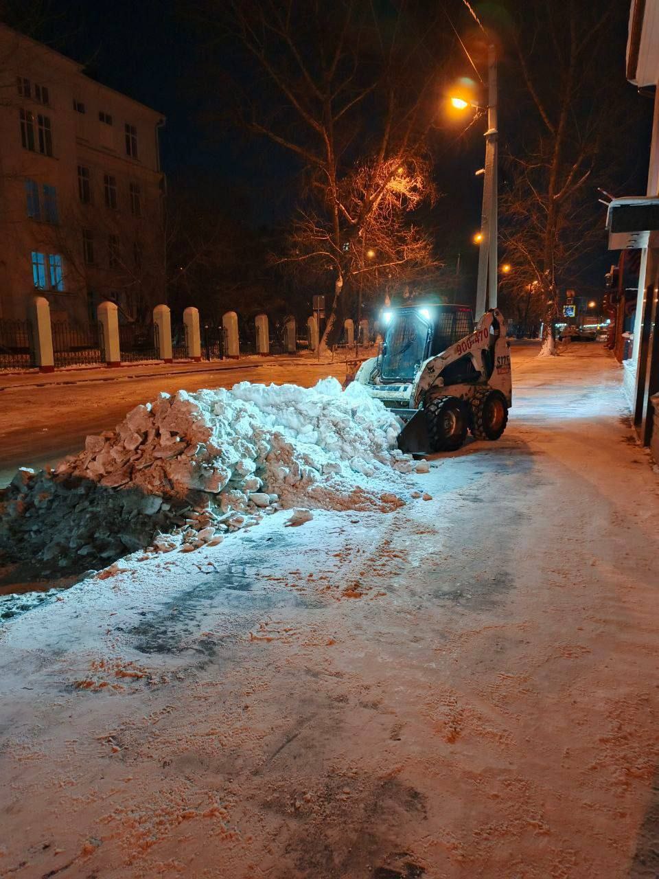 Снегоуборочная техника работает во всех районах Иркутска Снегоуборочная техника работает во всех районах Иркутска