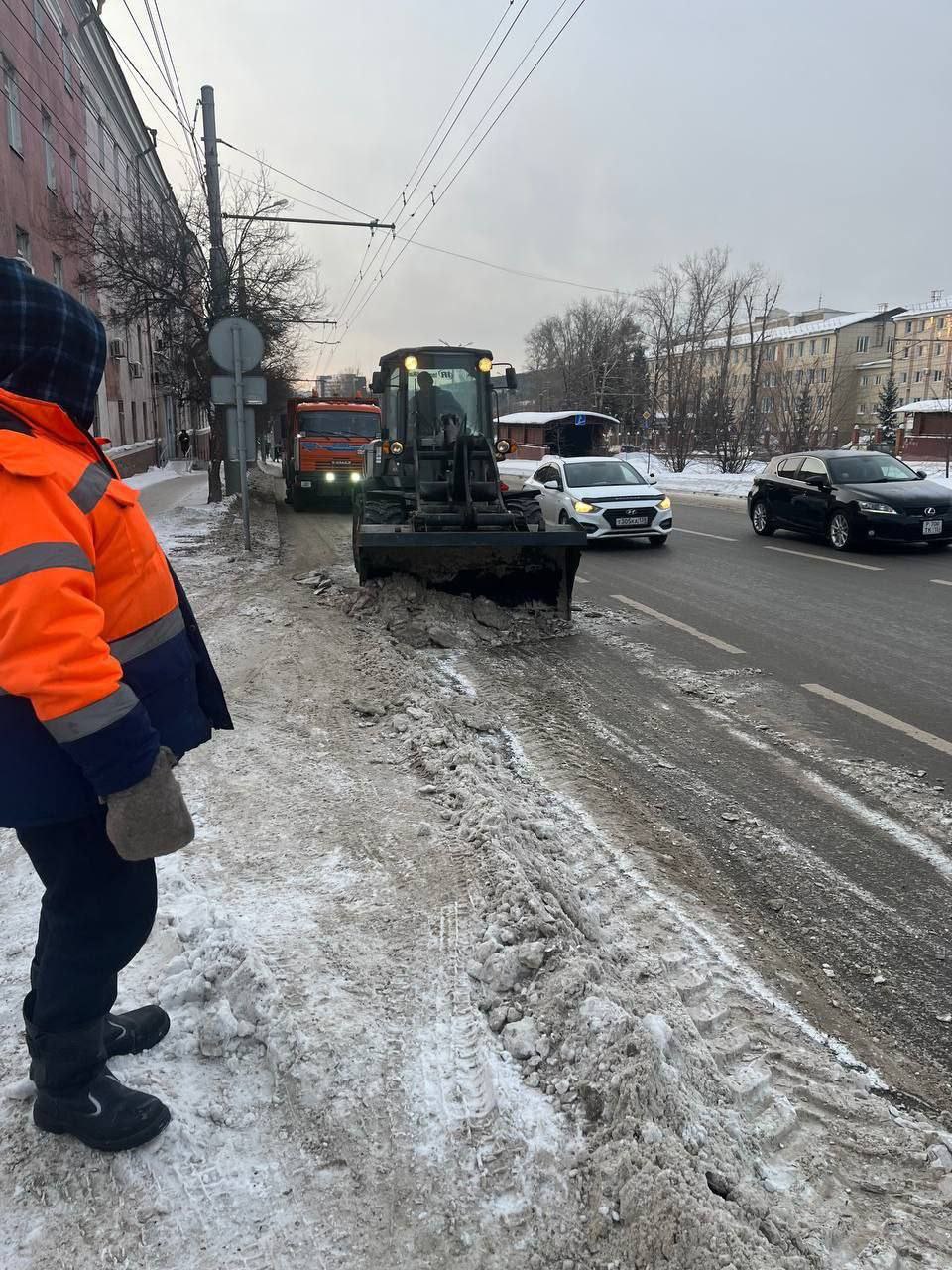 Снегоуборочная техника работает во всех районах Иркутска Снегоуборочная техника работает во всех районах Иркутска