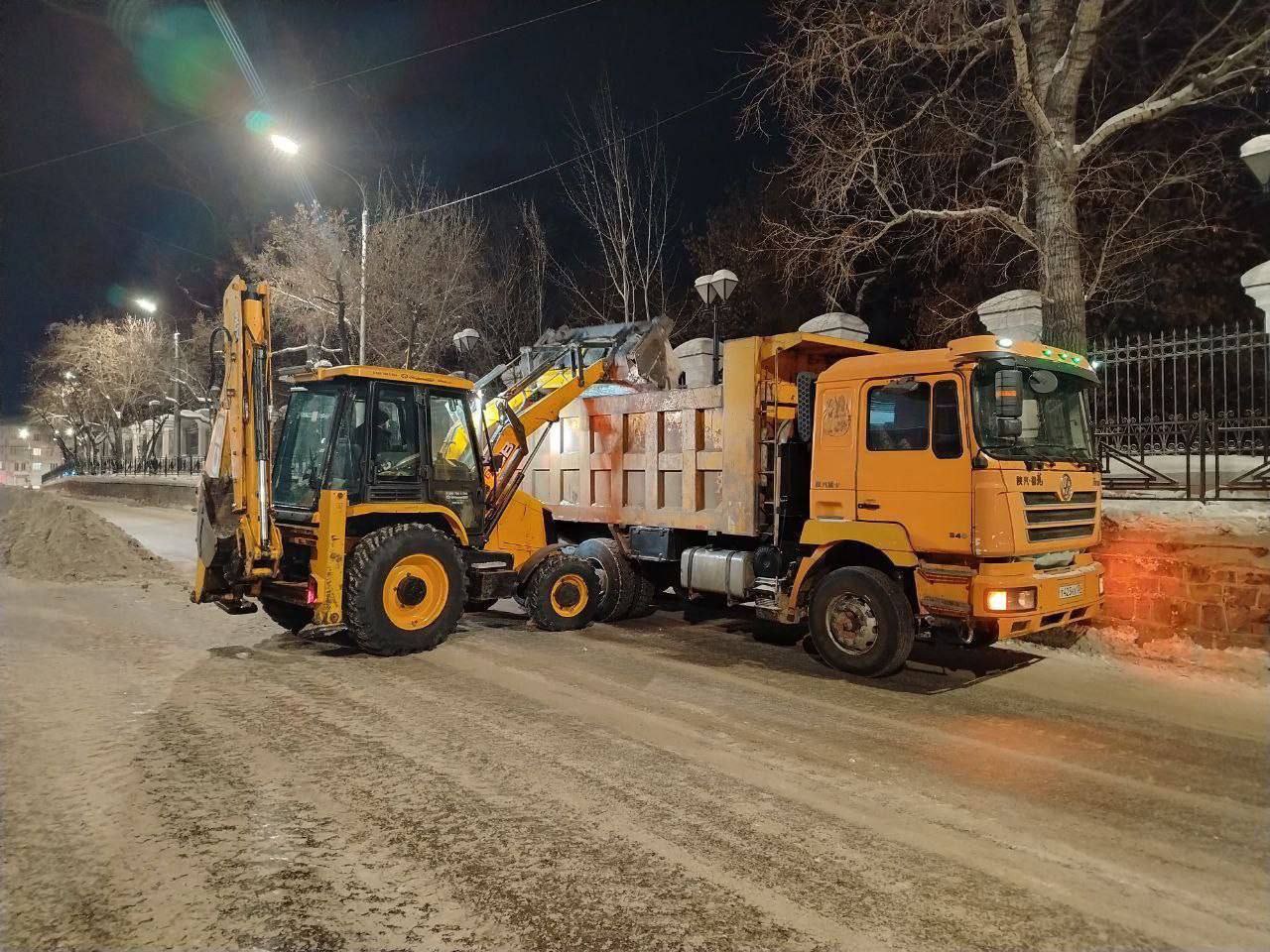 Снегоуборочная техника работает во всех районах Иркутска Снегоуборочная техника работает во всех районах Иркутска