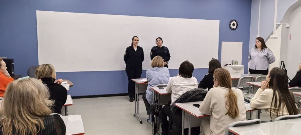 Родителям о важном. Начальник отделения по делам несовершеннолетних ЛО МВД России на станции Иркутск-пассажирский Марина Вотякова совместно с коллегой из ОДН территориального ОВД провели профилактические беседы с родителями...