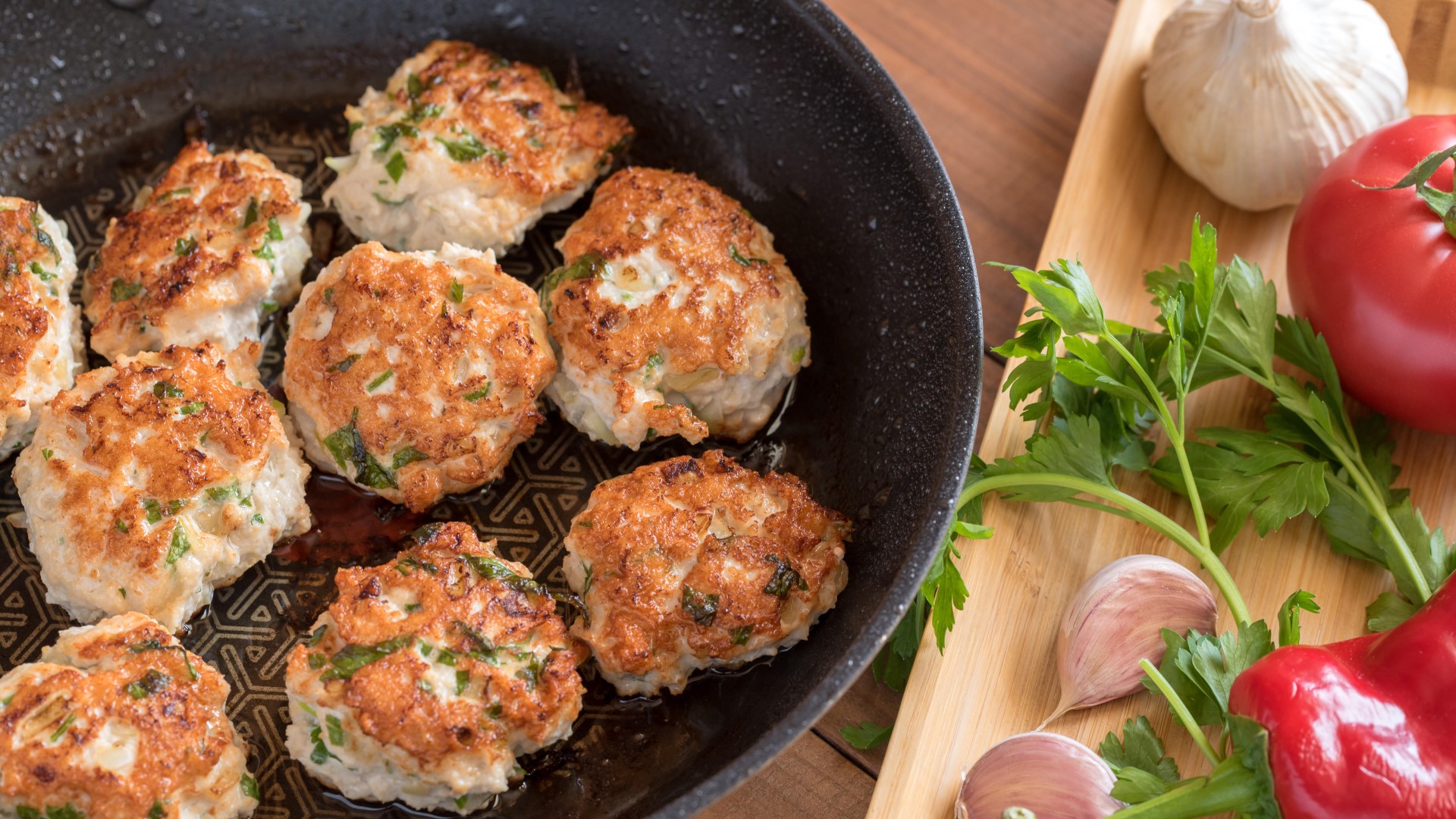 Котлеты станут в разы вкуснее: добавьте этот продукт на сковороду при жарке
