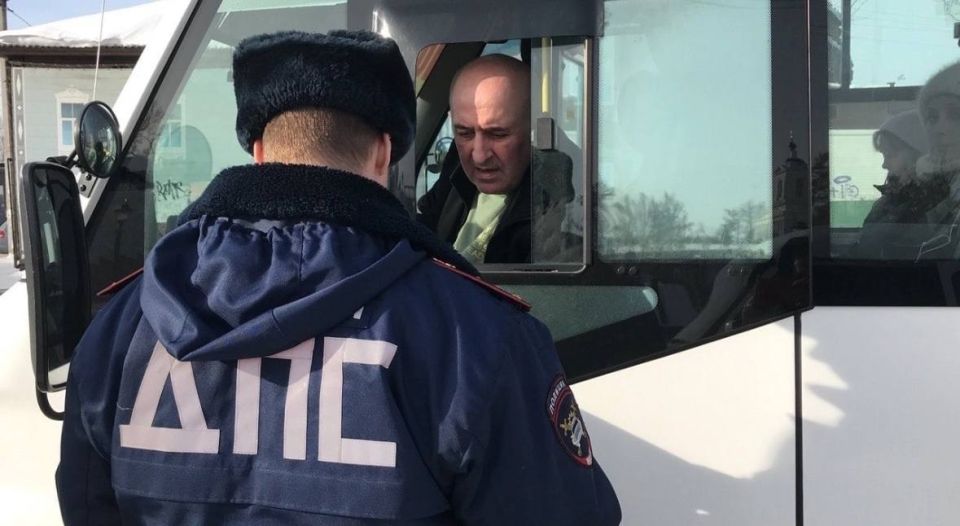 В Иркутске сотрудники Госавтоинспекции в рамках постоянного рейда контролируют безопасность пассажирских перевозок