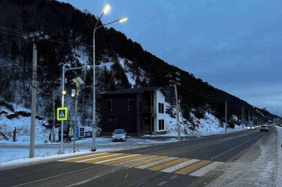 На Байкальском тракте «зебры» стали светиться