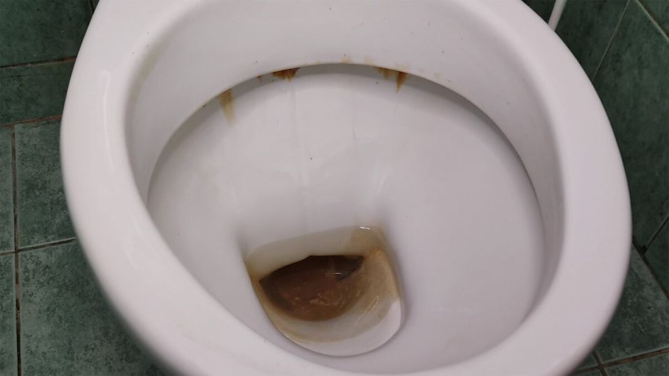 Эффективные методы очистки унитаза от ржавчины и налета