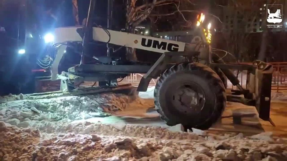 В Иркутске всю ночь продолжалась уборка и вывоз снега, проводилось грейдирование дорог