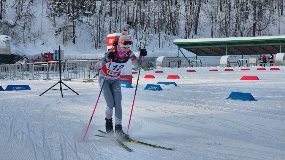 Спортсменка из Иркутского муниципального округа Ольга Колосова заняла третье место на первенстве Сибирского федерального округа по биатлону среди девушек 17-18 лет