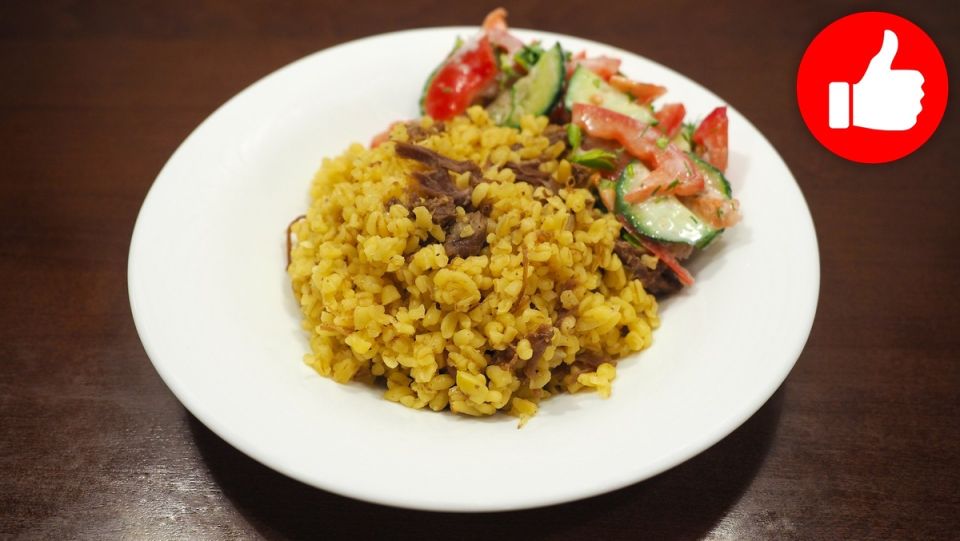 Сытный булгур с тушенкой: быстрое и простое блюдо для ужина