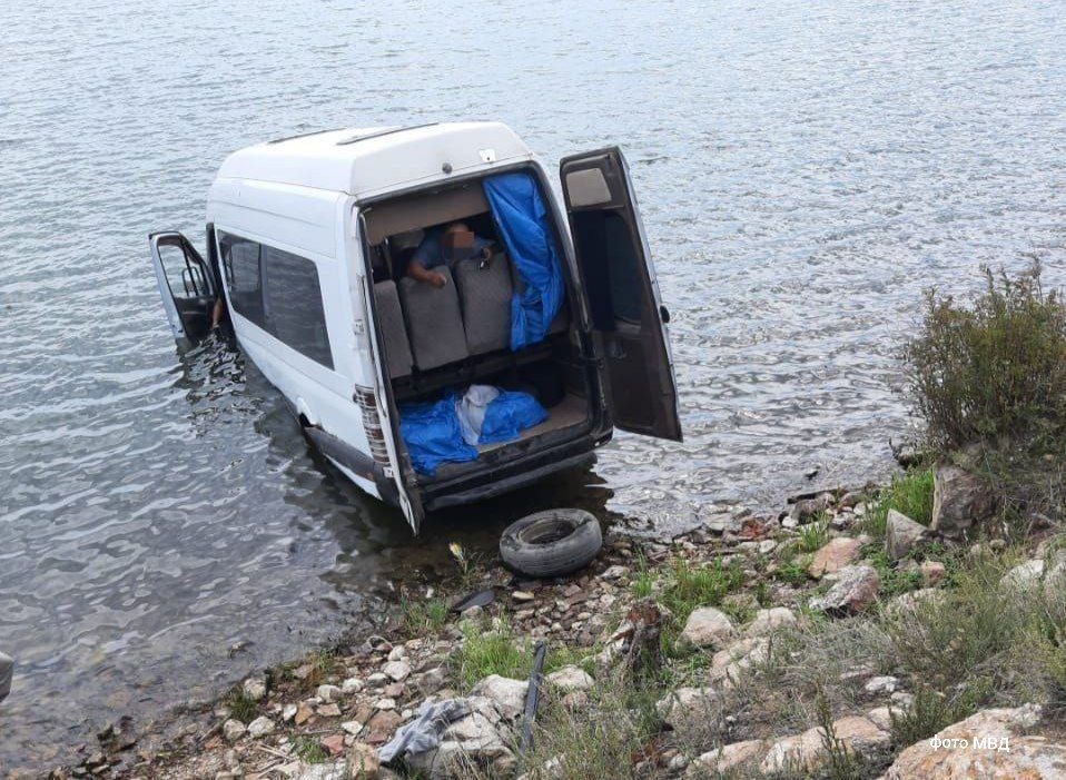 *В Ольхонском районе осужден водитель микроавтобуса, скатившегося с пассажирами в озеро Байкал