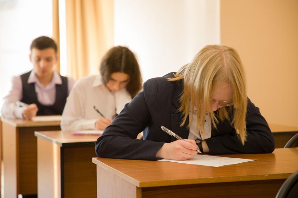 Почти 400 выпускников из Приангарья написали итоговое сочинение и изложение в дополнительный срок