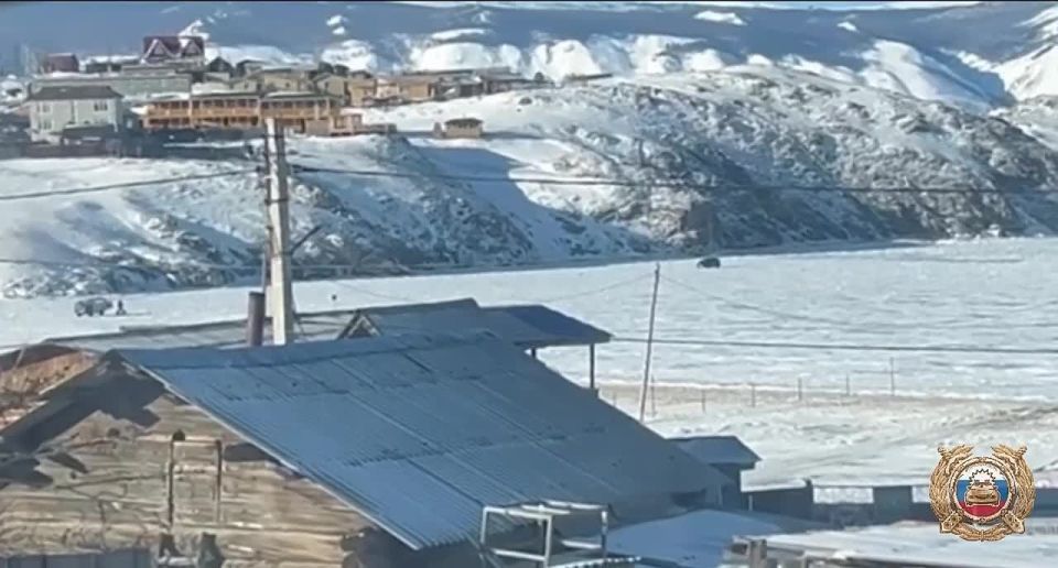 Полицейские продолжают проводить профилактические мероприятия с водителями и контролировать выезд на лед озера Байкал