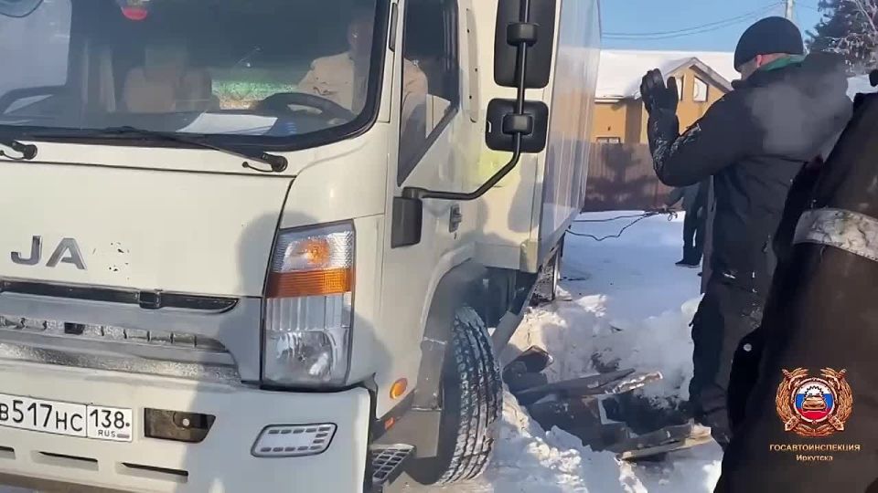В Иркутском районе дорожные полицейские помогли вызволить грузовик из снежного плена