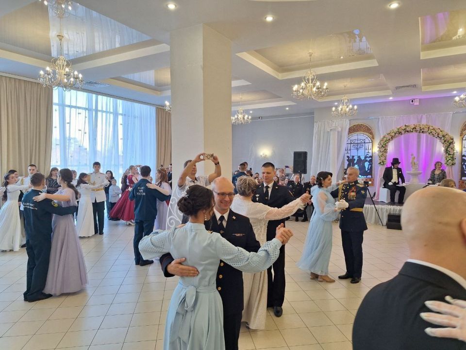 Заместитель начальника отдела по работе с личным составом Восточно-Сибирского ЛУ МВД России на транспорте Евгений Федюкович принял участие в ежегодном Пушкинском бале