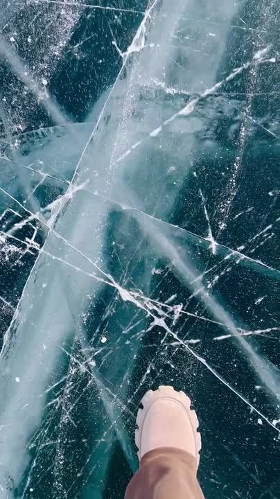 Невероятно красивый лед Байкала