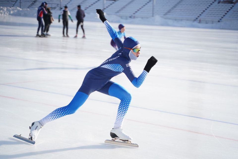 В Иркутске на стадионе «Труд» 7 февраля состоялись всероссийские массовые соревнования по конькобежному спорту «Лёд надежды нашей» для всех желающих