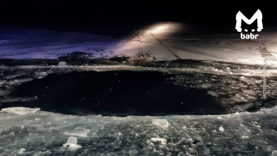 Легковушка провалилась под лёд на Байкале