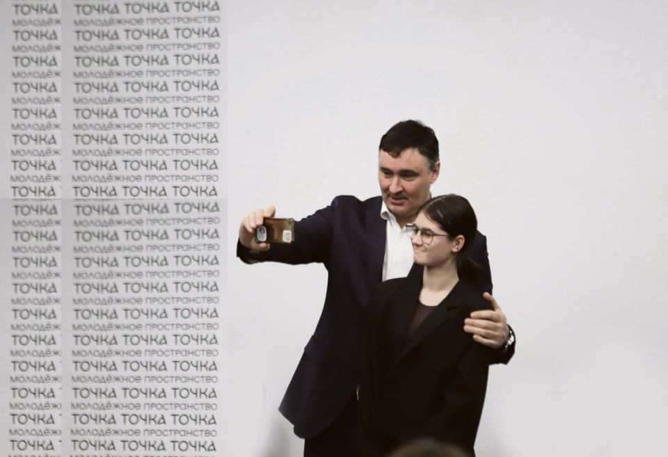 В день открытия нового молодежного пространства на Декабрьских Событий, 102 мэр Иркутска Руслан Болотов пообщался со студентами и школьниками