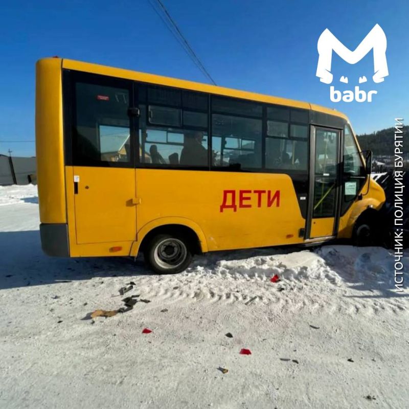 Школьный автобус столкнулся с легковушкой и въехал в забор в Бурятии