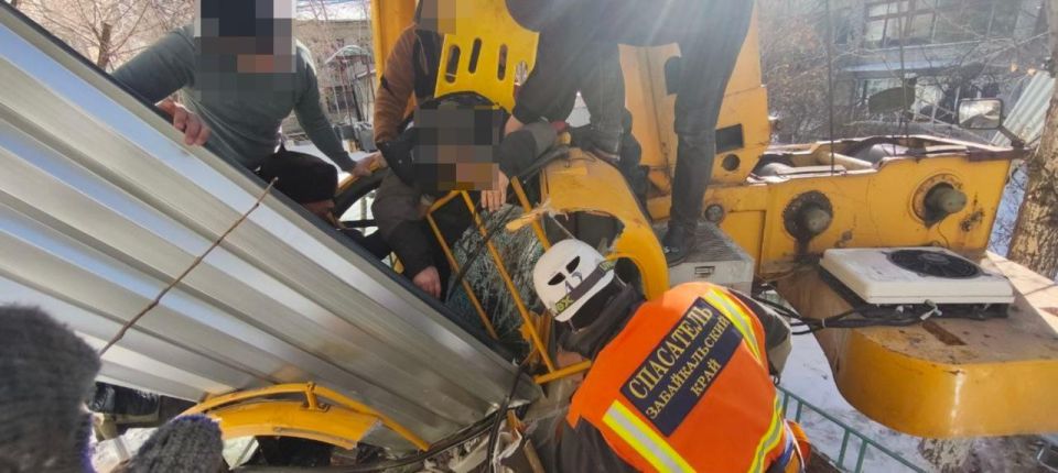 «Думал, что рабочая смена закончится как всегда»: кабина автокрана рухнула на машиниста во время ремонта