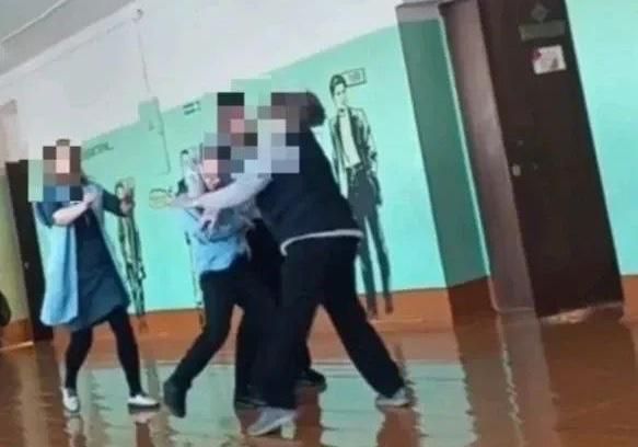 Пятиклассник хотел уйти из школы без разрешения: когда его пытались остановить, началась драка