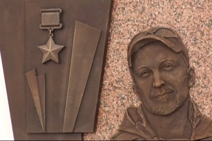 В Иркутске на фасаде школы №31 открыли мемориальную доску в честь выпускника, Героя России Павла Белова