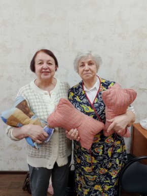 Мастерицы клуба «Цветной лоскуток» шьют специальные противопролежневые валики и подушки для тех участников СВО, кто сейчас проходит лечение в госпиталях