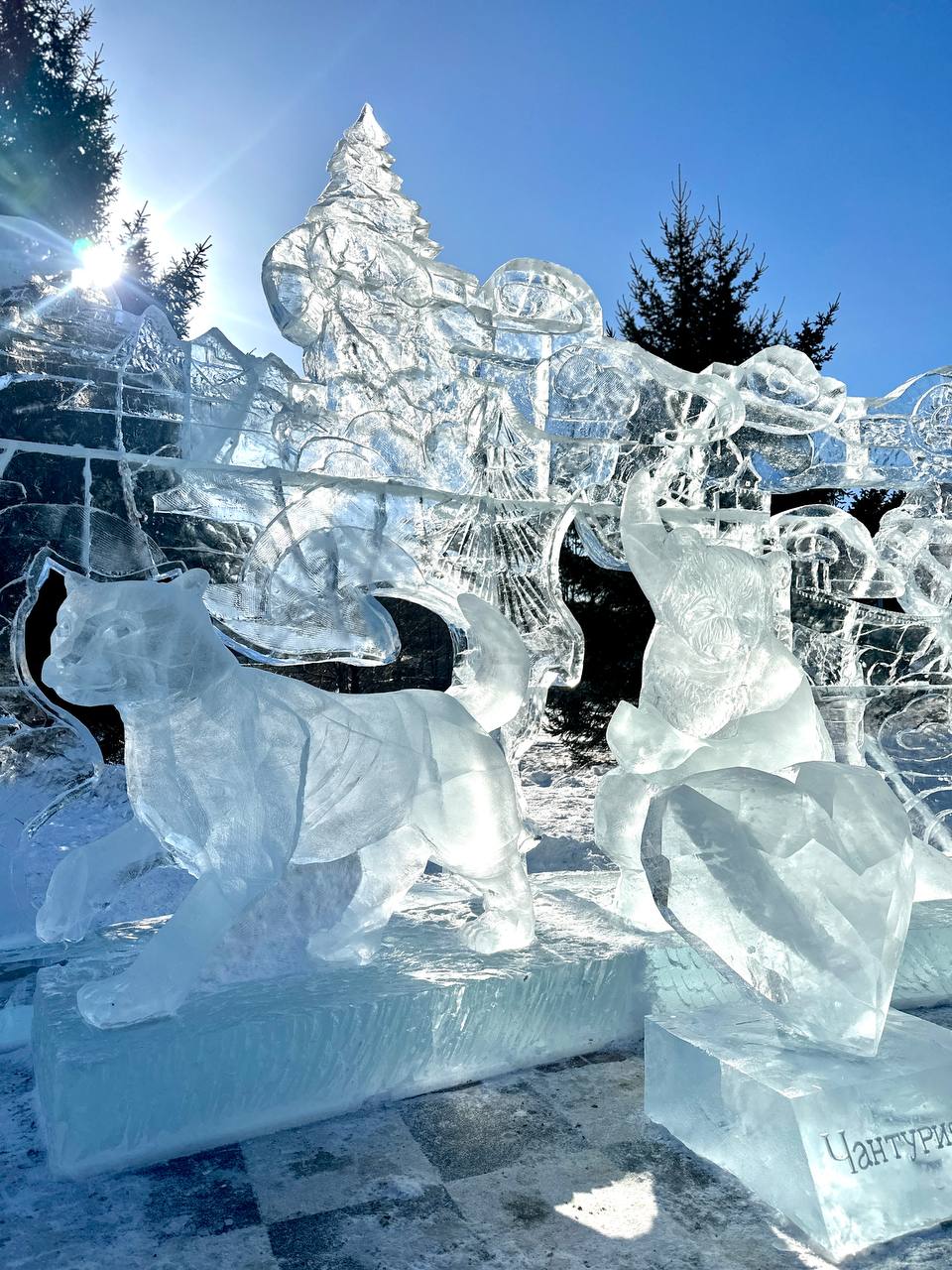 Ледовая скульптура «Открытка дружбы» России и Китая появилась в сквере имени Кирова накануне празднования Китайского Нового года