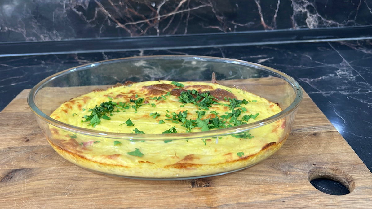 Невероятная запеканка из картофельного пюре с сосисками для ужина