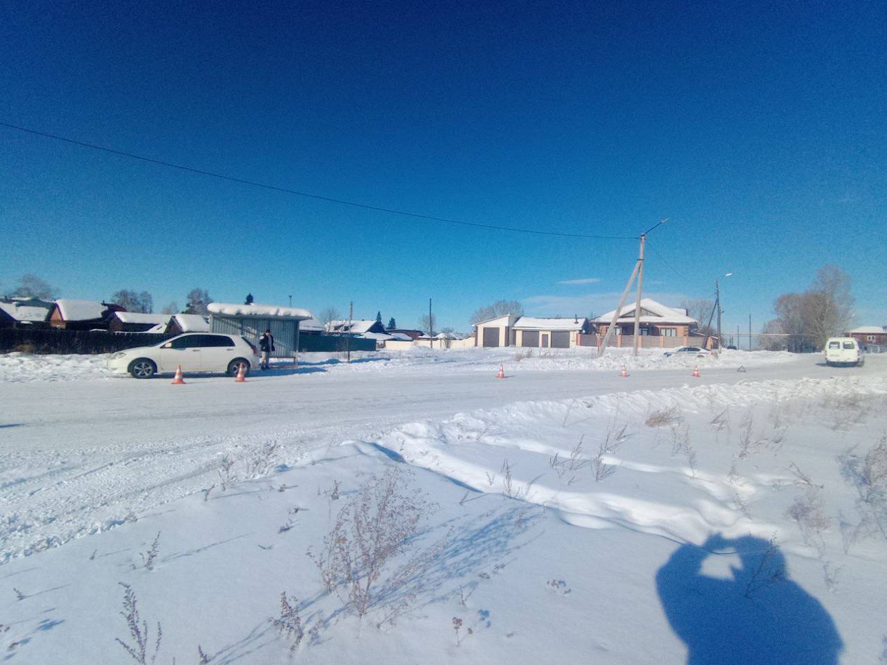 В Зиме сотрудники Госавтоинспекции устанавливают обстоятельства аварии, в которой пострадала 7-летняя девочка