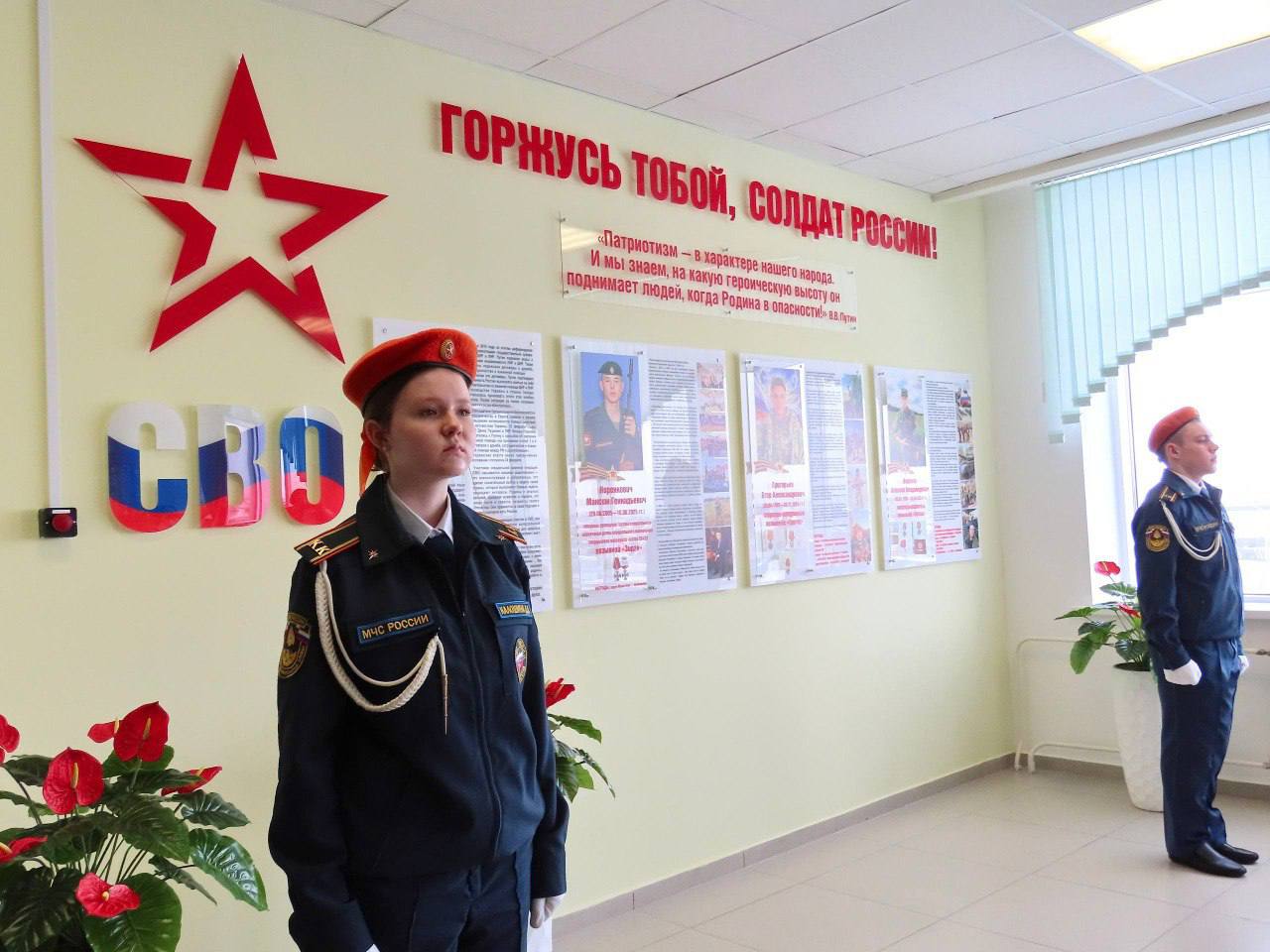 В Хомутово открыли «Стену памяти» выпускников, погибших в зоне СВО