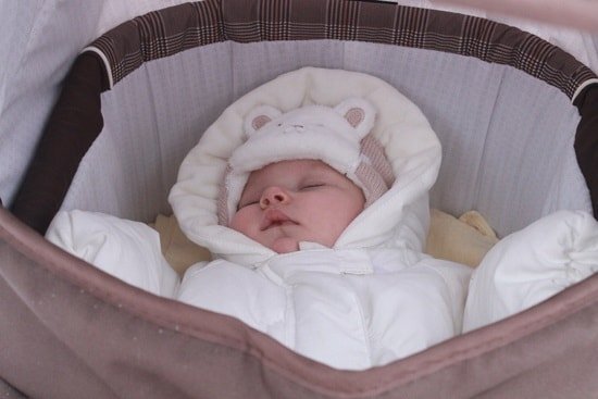 Как пережить первую зиму с малышом: советы для родителей