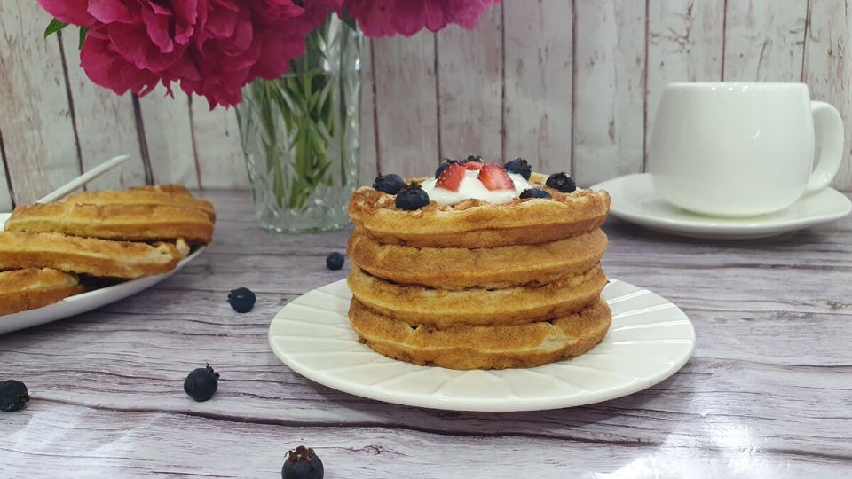 Вкусные вафли с рикоттой и ягодами: идеальный завтрак