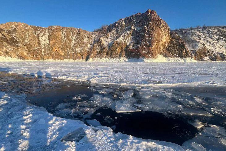 14-летний подросток и семеро взрослых погибли при провале УАЗа под лед у мыса Саган-Хушун