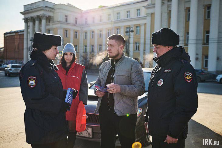 Остановили, но не за нарушение, а чтобы поздравить