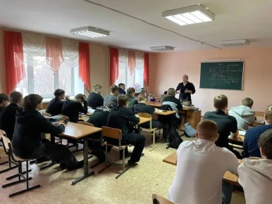 В Ангарске транспортные полицейские посетили Ангарский техникум рекламы и промышленных технологий, где провели беседу со студентами на тему экстремизма и терроризма