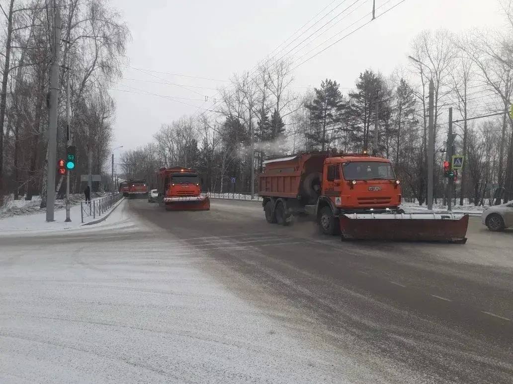 Дороги в Иркутске расчищают от снега с помощью спецтехники