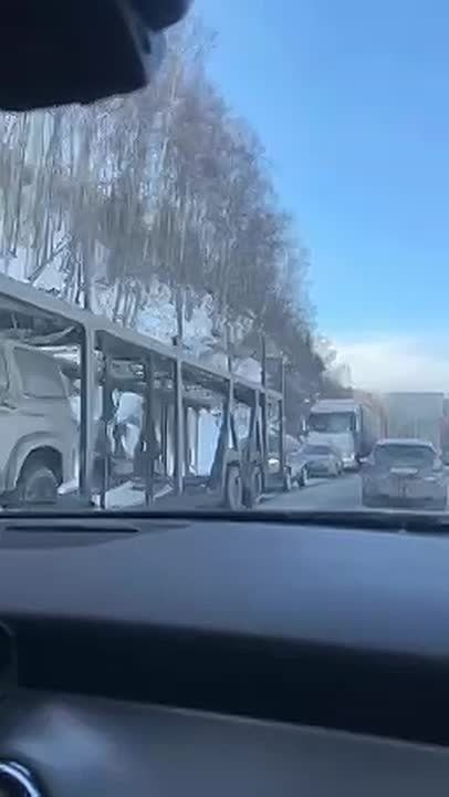 #нампишут:. «Ну Култукском тракте в сторону Байкальска стоят фуры, не могут подняться по скользкой дороге. Пробка уже около пяти километров»