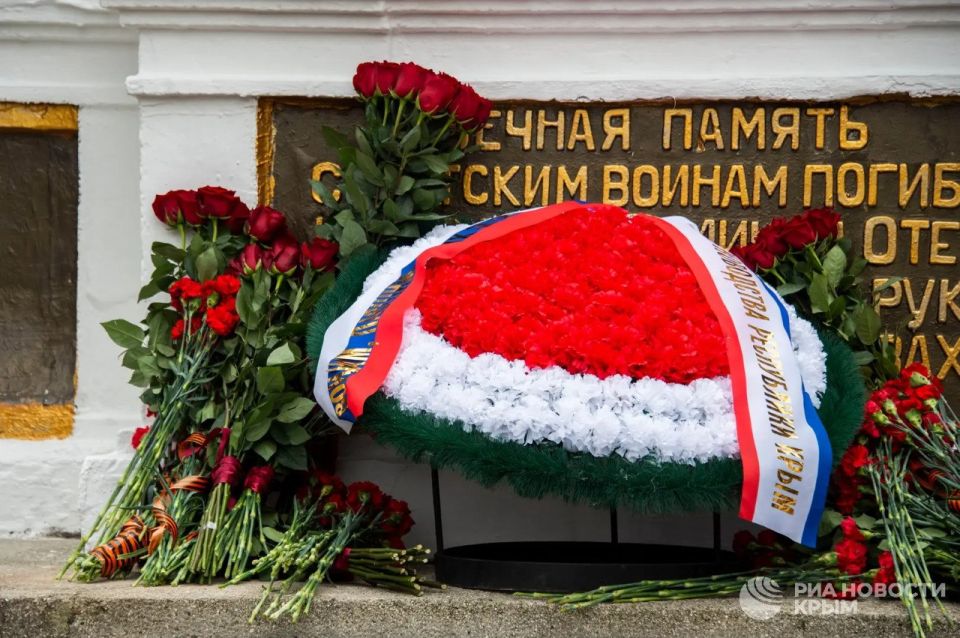 Кадры с возложения цветов к могилам защитников Родины в Симферополе