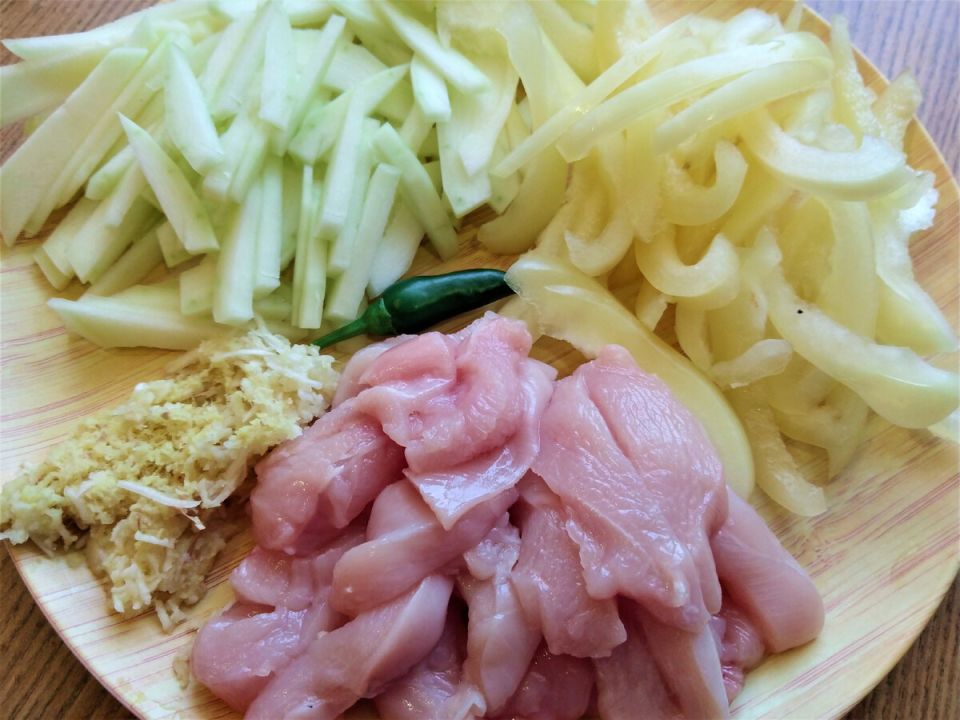 Острые эмоции на вашей кухне: Кабачковое блюдо с курицей и фунчозой