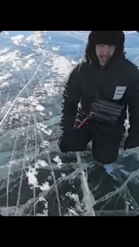 Юморист Денис Дорохов решил взять на себя ответственность за поступок SHAMAN'a и пал на колени перед Байкалом