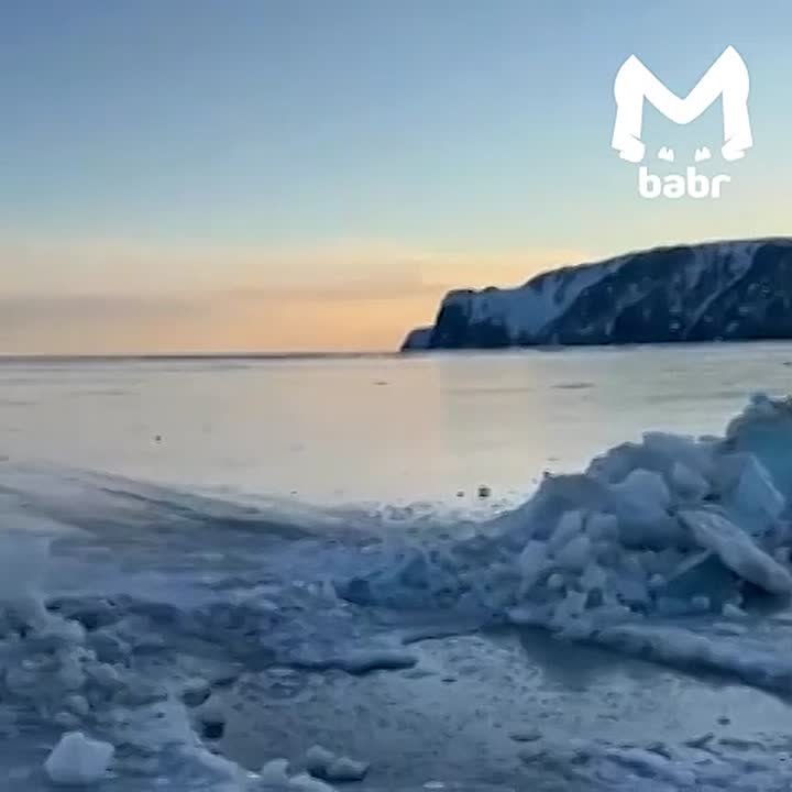 Туристы продолжают гонять по трещинам на Байкале даже после гибели семи человек