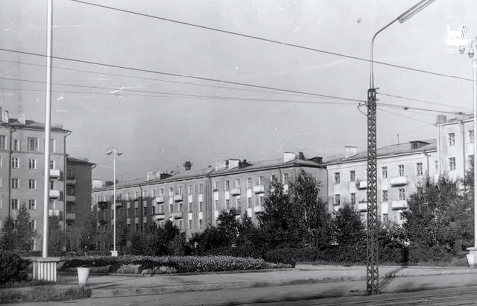 Площадь Декабристов когда-то называлась Успенской, а в самом ее центре стояла Успенская церковь – высокая, светлая, с куполами, которые были видны издалека