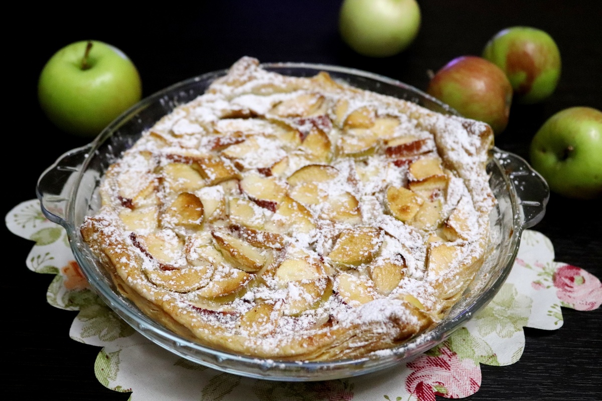 Как приготовить восхитительный яблочный пирог с нежной сливочной заливкой