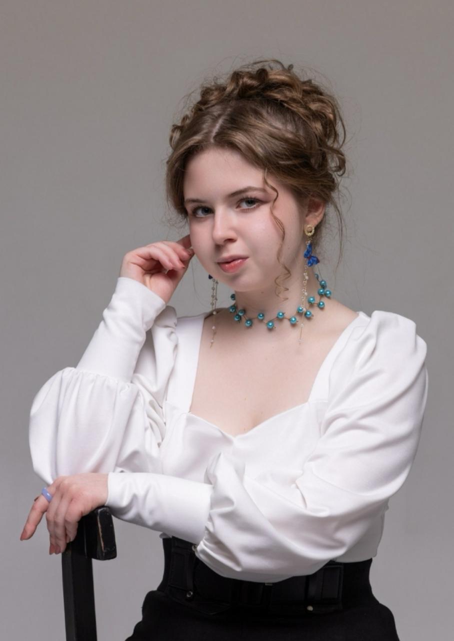 Знакомьтесь с участницей фотоконкурса «Мисс и Мистер Выпускник в Иркутске - 2026» - ученица МБОУ СОШ №15 Эвелина Степаненко