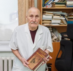 Полвека в операционной: врач из Ангарска Сергей Царьков удостоен медали Луки Крымского