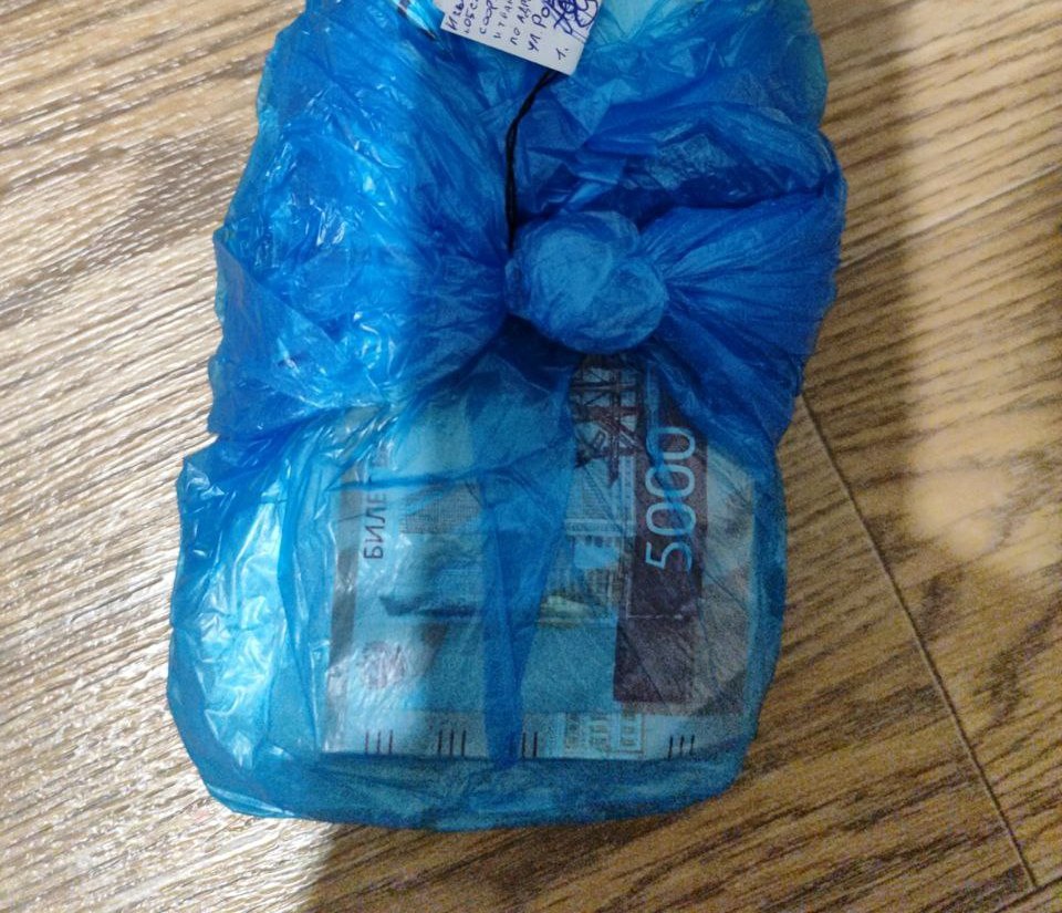 В Иркутске полицейские задержали карманника по подозрению в краже у женщины трех миллионов рублей, которые она хотела перевести мошенникам В Иркутске полицейские задержали карманника по подозрению в краже у женщины трех миллионов рублей, которые она хотела перевести мошенникам