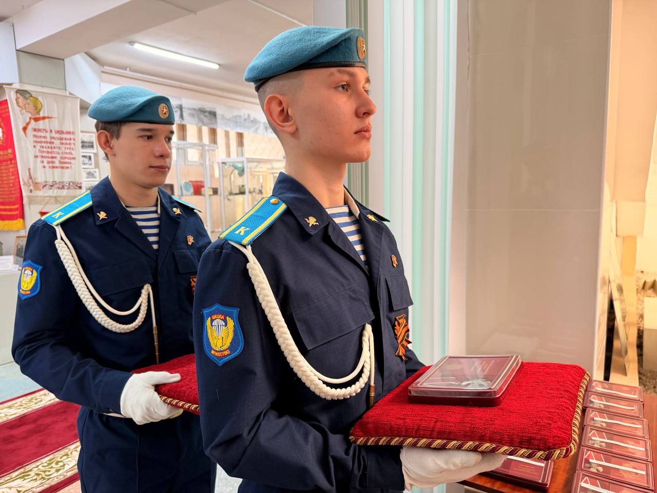 Сергей Петров: Передал семьям ангарчан, погибших при исполнении воинского долга в ходе спецоперации, ордена Мужества, медали «Суворова», «За отвагу», «За храбрость» II степени и Георгиевский Крест IV степени Сергей Петров: Передал семьям ангарчан, погибших при исполнении воинского долга в ходе спецоперации, ордена Мужества, медали «Суворова», «За отвагу», «За храбрость» II степени и Георгиевский Крест IV степени