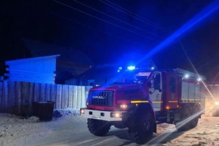 В Ольхонском районе в ночь на 26 февраля загорелся двухэтажный дом из бруса на улице Нагорной