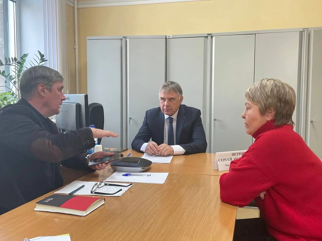 Приём жителей по личным вопросам провел мэр Сергей Петров Приём жителей по личным вопросам провел мэр Сергей Петров