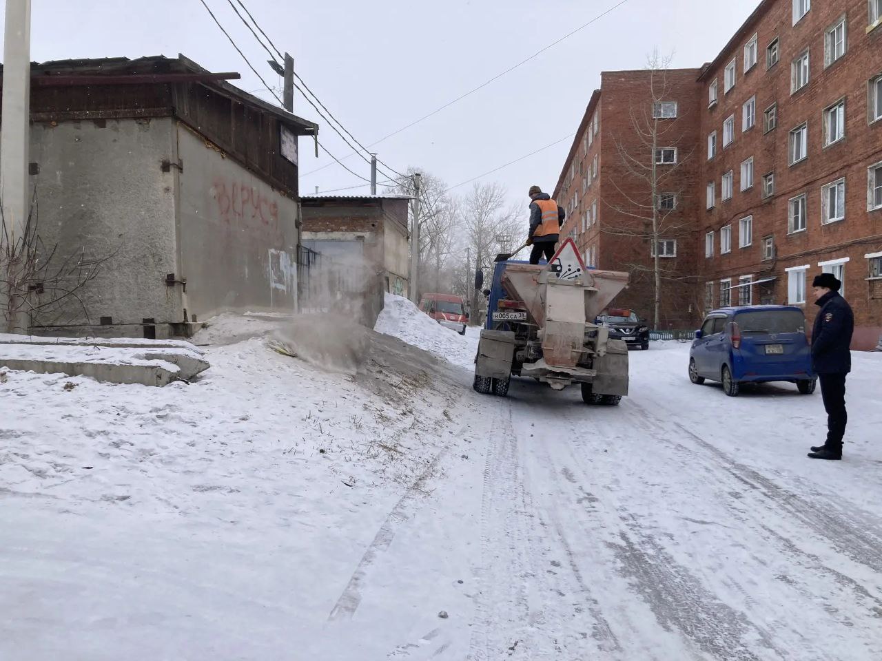 В Усолье-Сибирском госавтоинспекторы устранили опасное место для катания детей