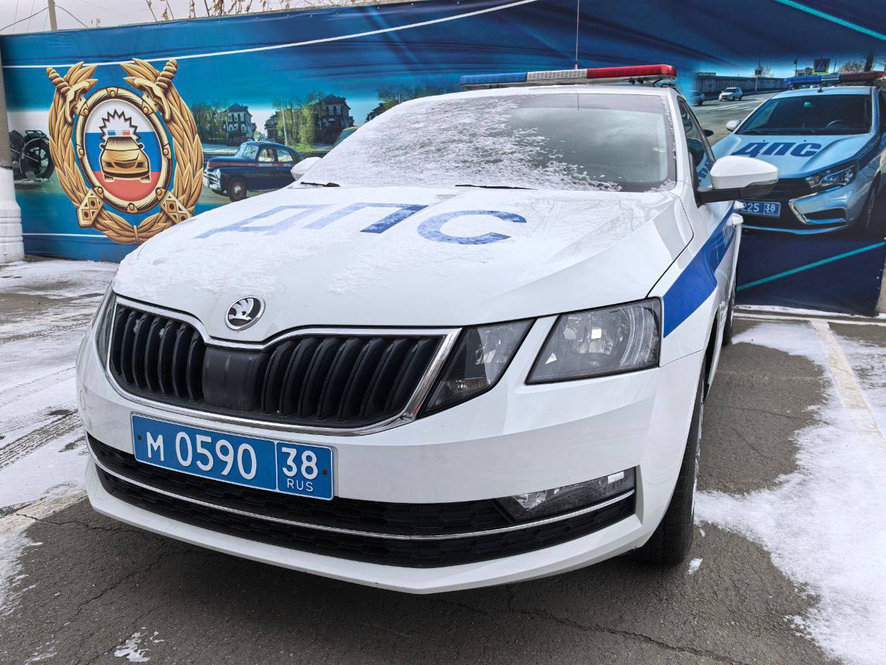 Уважаемые автолюбители!. В связи с ухудшением погодных условий сотрудники Госавтоинспекции призывают вас быть осторожными на дороге